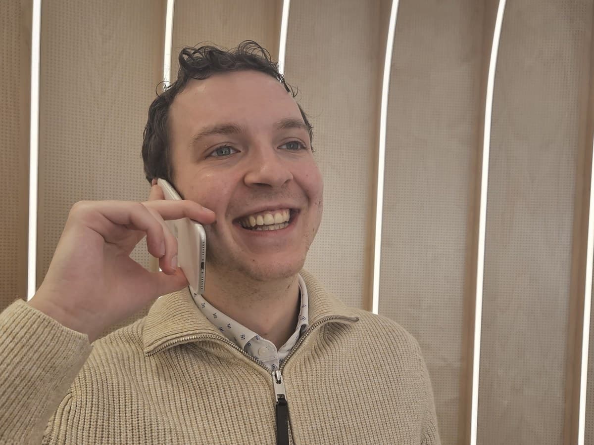 Alex Ochs am Telefon, direkt erreichbar