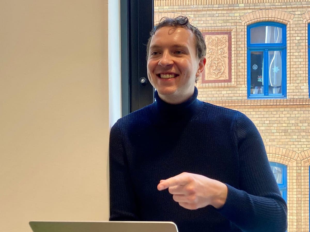Alex Ochs zeigt dir deine neue Seite am Laptop